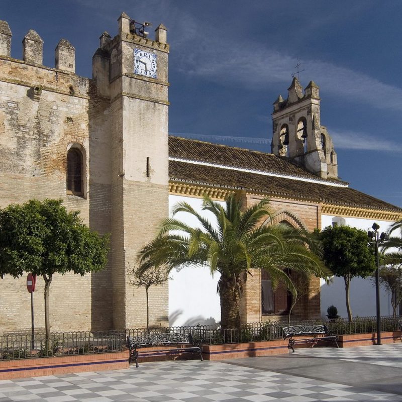 Iglesia de Santiago El Mayor -S.XV- y plaza. Hinojos (Huelva).